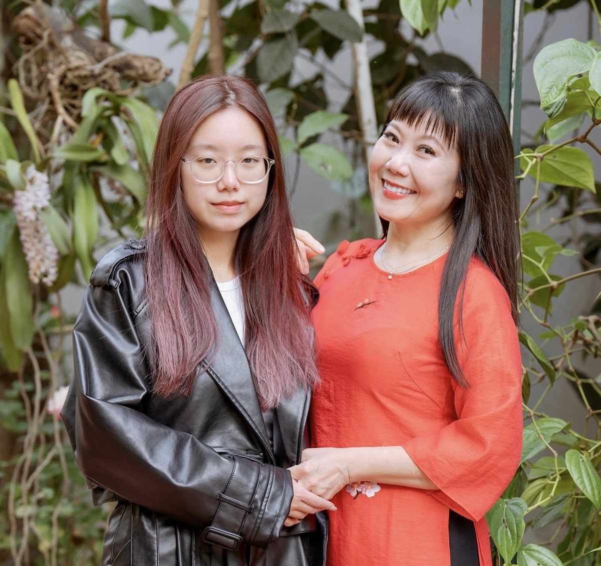 Cuộc sống được mất đã giúp tôi biết quý trọng điều hiện tại. Cuộc sống khó khăn đã giúp tôi không ngừng cố gắng từng ngày. Và cảm ơn cuộc đời đã cho tôi hai chốn đi về (nhà và nơi làm việc) quá đong đầy yêu thương để tôi được mãn nguyện tất cả những gì tôi đang có", Hương Tươi trải lòng.
