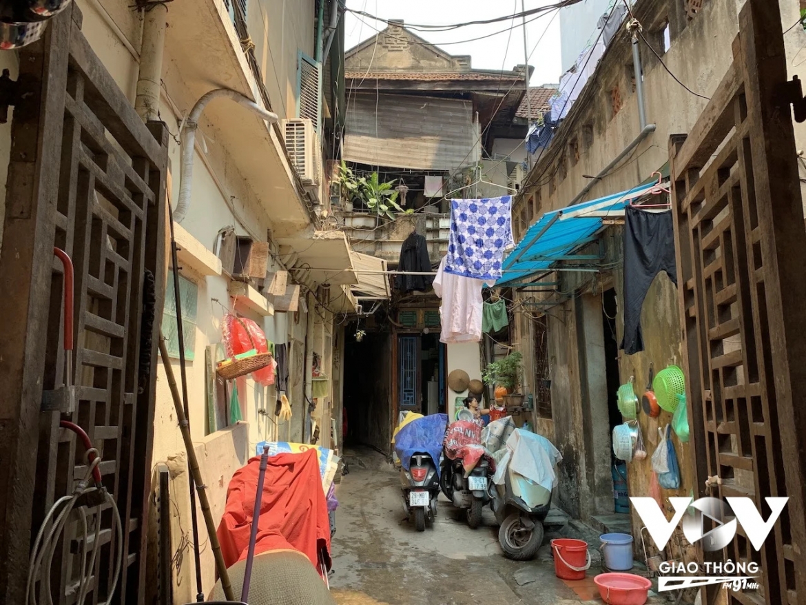 Việc nhiều hộ gia đình cùng ở trong một căn biệt thự cũng gây ra những khó khăn trong sinh hoạt hằng ngày