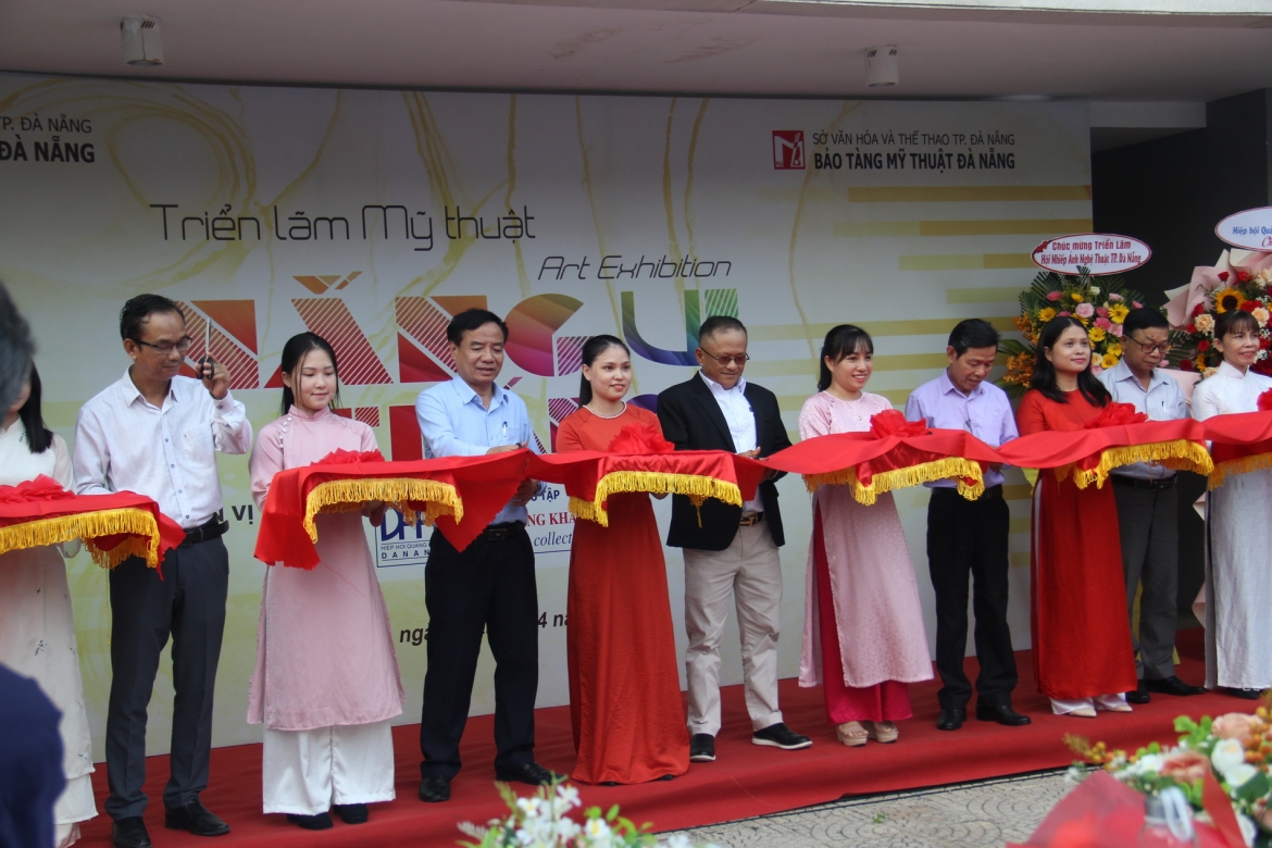 Đại biểu cắt băng khai mạc triển lãm