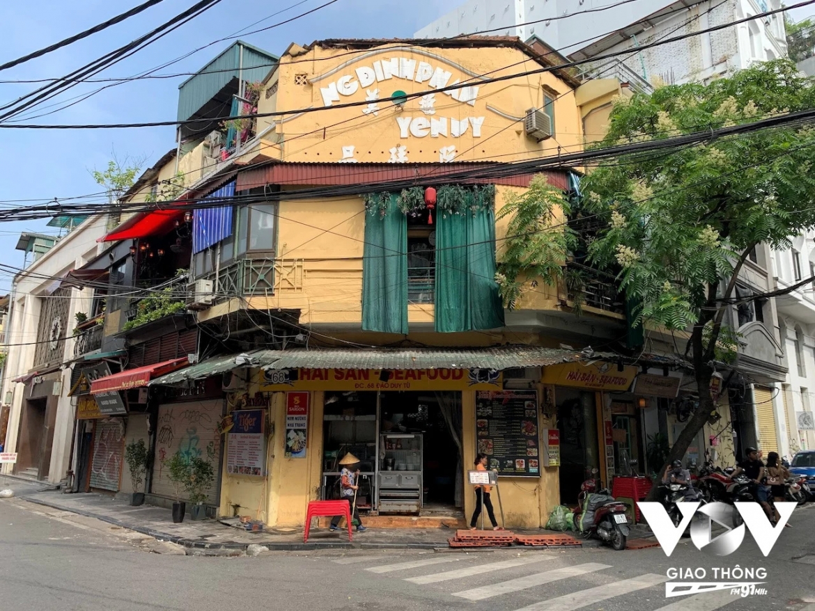 Một căn biệt thự giờ chỉ còn mặt tiền giữ lại được phần thiết kế ban đầu, còn phía sau đã bị sửa lại khá nhiều trên phố Hàng Bạc