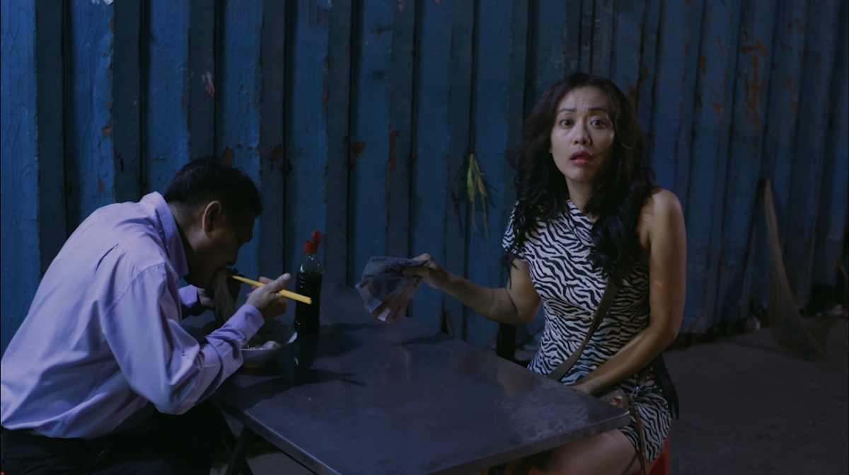 Để vào nhân vật bà Nguyệt, Hồng Ánh thay đổi tạo hình bất ngờ: ăn mặc diêm dúa, trang điểm đậm và lời thoại trẻ con trong thân xác phụ nữ U50