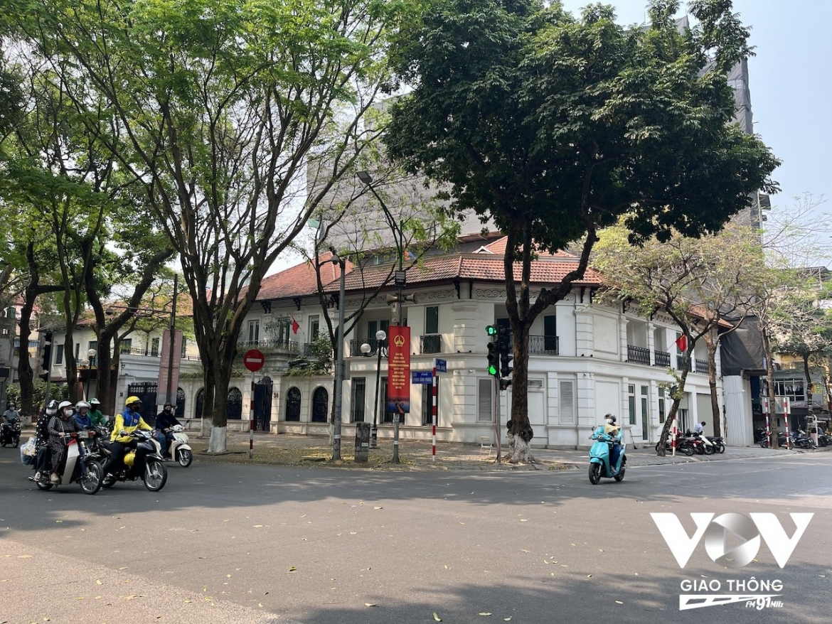 Phố Phan Đình Phùng, một trong những tuyến phố đẹp nhất thủ đô, không chỉ bởi luôn rợp bóng mát cây xanh mà con phố này còn "sở hữu" rất nhiều biệt thự cổ còn khá nguyên vẹn. Những ngôi biệt thự được trùng tu lại cũng đều giữ được gần như nguyên gốc, tạo cho con phố này sức hút rất lớn với du khách