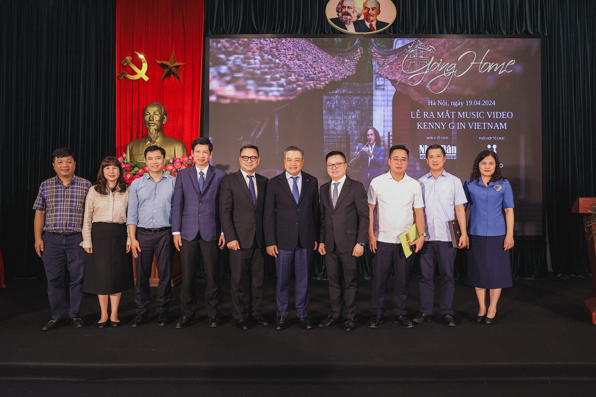 Cũng tại lễ ra mắt chiều 19/4, Ban Tổ chức đã trao tặng MV “Going Home” cho lãnh đạo thành phố Hà Nội, các tập đoàn du lịch - khách sạn, hãng hàng không, các đài truyền hình… nhằm lan tỏa sản phẩm âm nhạc đặc biệt này, góp phần quảng bá văn hóa, du lịch Việt Nam đến du khách trong nước và quốc tế.