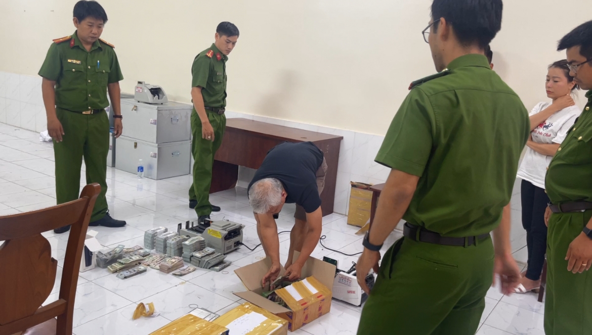 Khám xét tại cơ sở Yến Sào Kingfood và tiệm vàng Đức Long công an tạm giữ hơn 9 tỷ đồng, hơn 1,5 triệu USD và các ngoại tệ khác được các đối tượng sử dụng vào hoạt động chuyển tiền trái phép qua Campuchia và thu đổi ngoại tệ trái phép tại Việt Nam. (Ảnh: CACC)