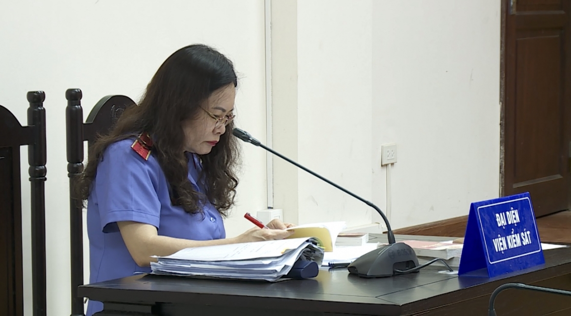 Kiểm sát viên thực hành quyền công tố tại phiên tòa đã làm đúng chức trách nhiệm vụ; đã làm rõ và tham gia xét hỏi những vấn đề còn mâu thuẫn, những vấn đề chưa rõ, vấn đề mà HĐXX chưa hỏi để giúp cho HĐXX có cách nhìn nhận khách quan toàn diện trong quá trình giải quyết vụ án.