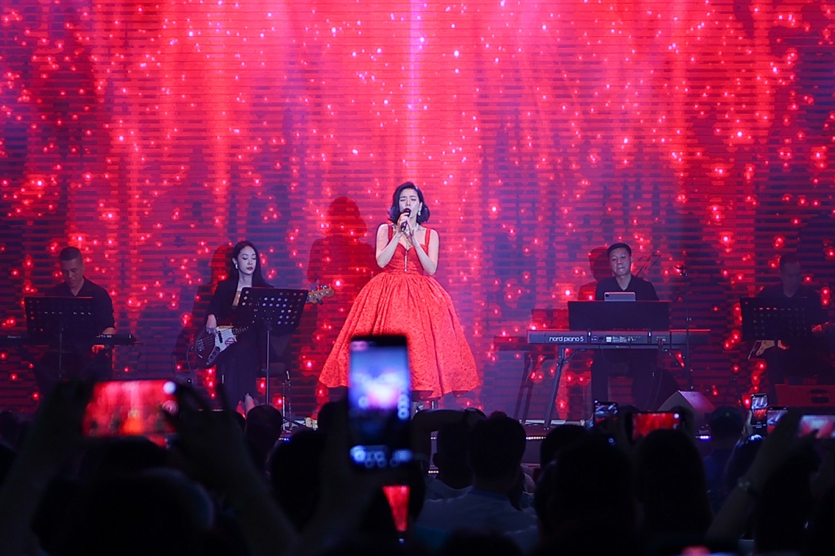 Lệ Quyên thể hiện loạt ca khúc quen thuộc đã làm nên tên tuổi của mình như: "Nếu em được chọn lựa", "Tình lỡ", "Giấc mơ có thật", "Dạ khúc cho tình nhân"…