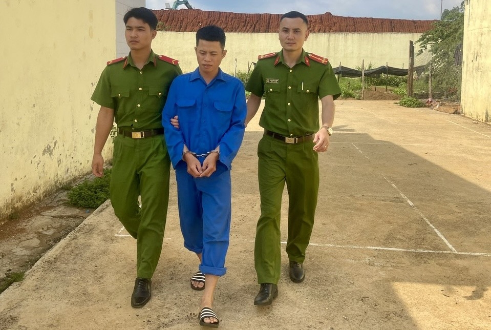 Lê Công Việt bị bắt giữ để điều tra, làm rõ về hành vi lừa đảo chiếm đoạt tài sản. (Ảnh: Công an Đắk Nông cung cấp)