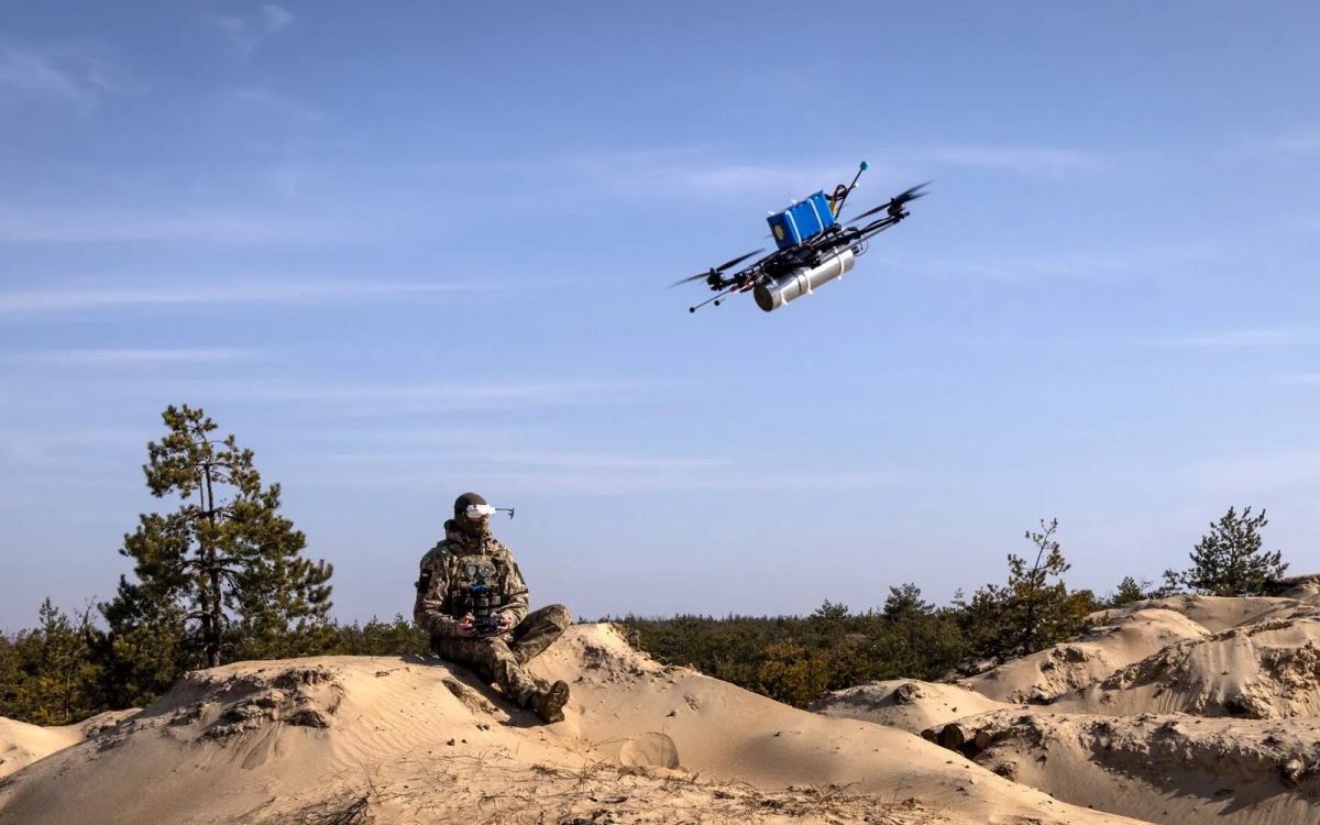 Lính Ukraine điều khiển thử UAV gắn bom. Ảnh: NY Times.