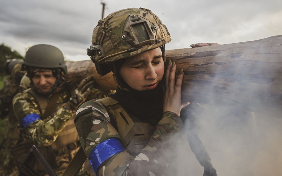 Nữ quân nhân Ukraine. Tình trạng thiếu nhân lực đã khiến quân đội Ukraine phải đẩy mạnh tuyển tân binh trong nữ giới nước này. Ảnh: Anadolu