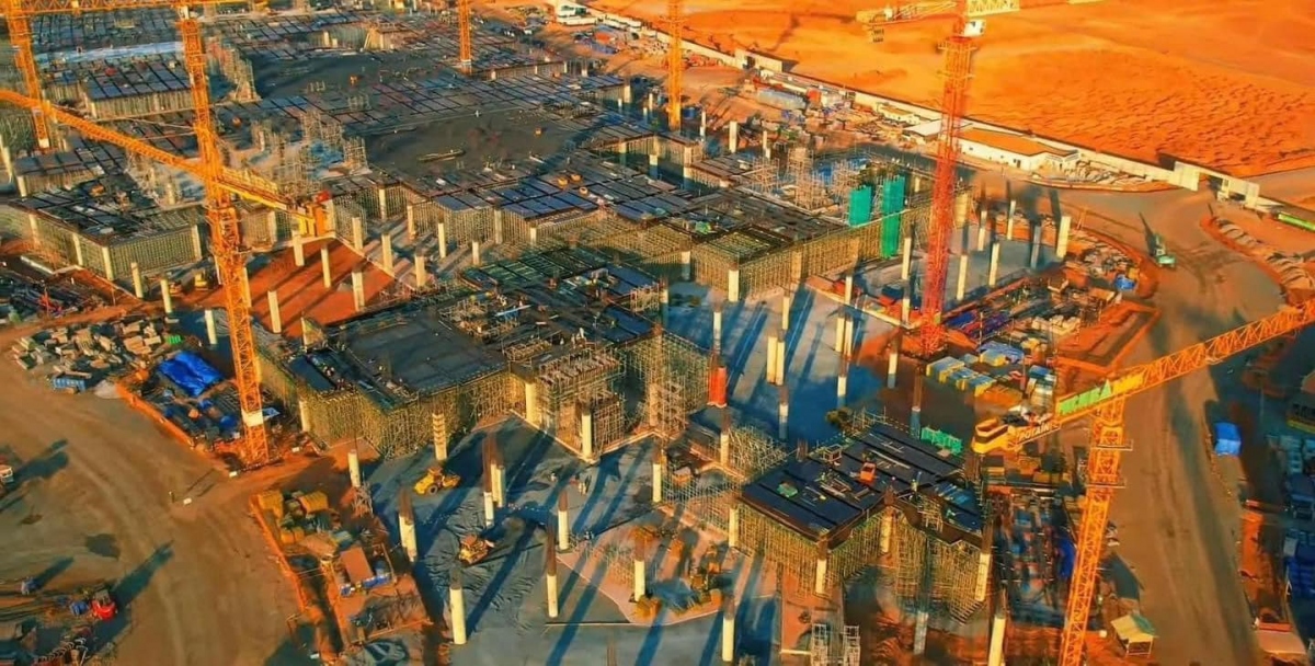 Hàng trăm kỹ sư, công nhân làm việc ngày đêm, xuyên lễ 30/4 - 1/5 trên công trường thi công sân bay Long Thành.