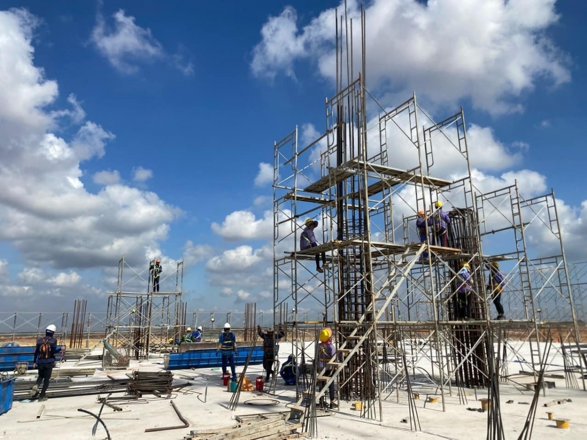 Ban Quản lý Dự án sân bay Long Thành cho biết trong 5 ngày nghỉ lễ 30/4 và 1/5, các nhà thầu tham gia xây dựng sân bay Long Thành huy động 5.000 nhân lực cùng hàng nghìn phương tiện, máy móc thi công cả ngày lẫn đêm.