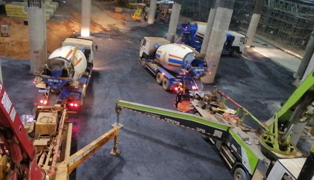 Sân bay Long Thành đang triển khai 4 gói thầu lớn, tiến độ cả 4 gói thầu đang đạt kế hoạch đề ra. Trong đó, hạng mục nhà ga hành khách, nhà thầu tập trung thi công đổ bê-tông sàn 1. Đường cất, hạ cánh đang triển khai cấp phối đá dăm, bê-tông.