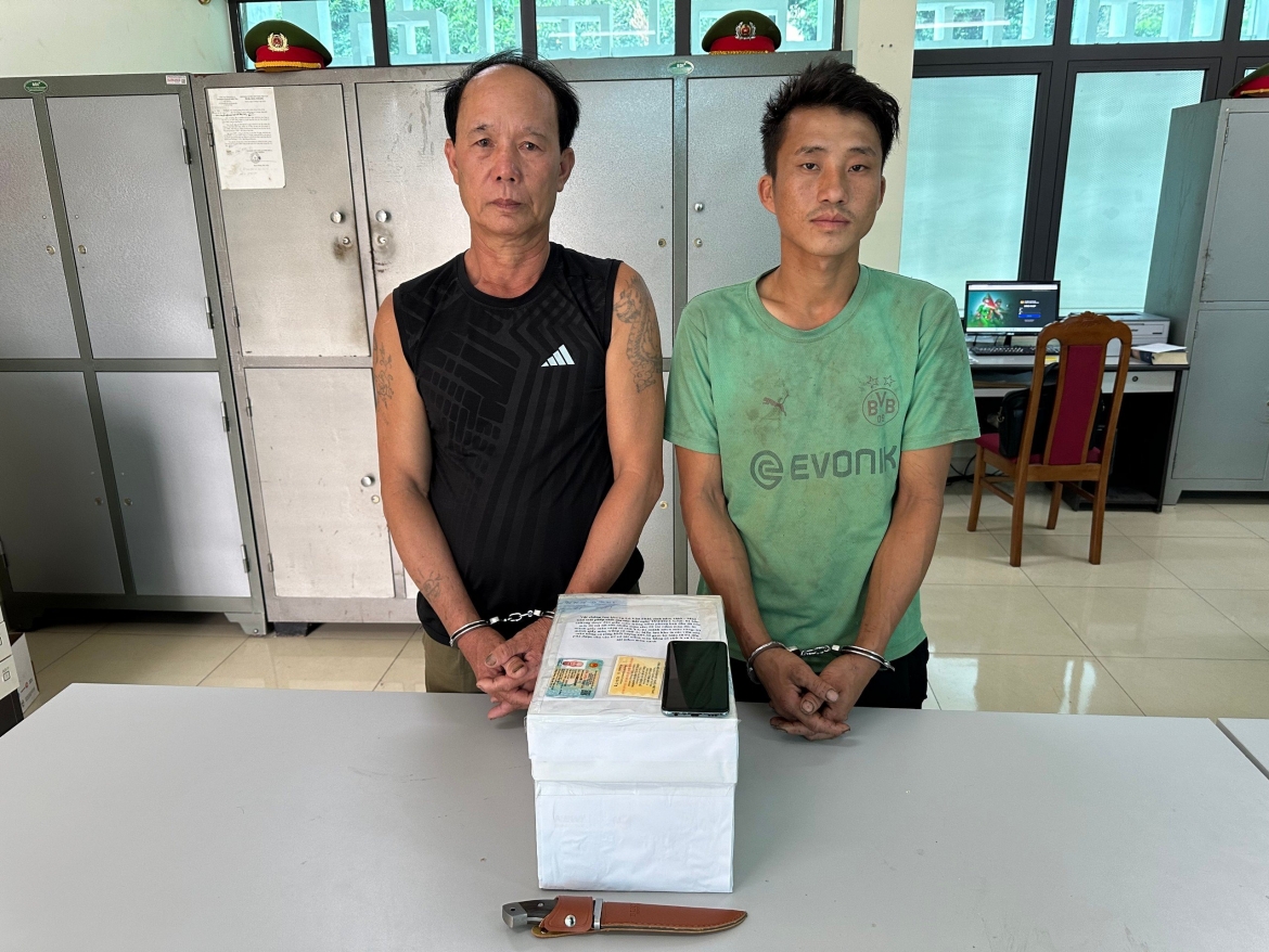 Hai đối tượng Lò Văn Phát và Sộng A Hông tại cơ quan Công an.