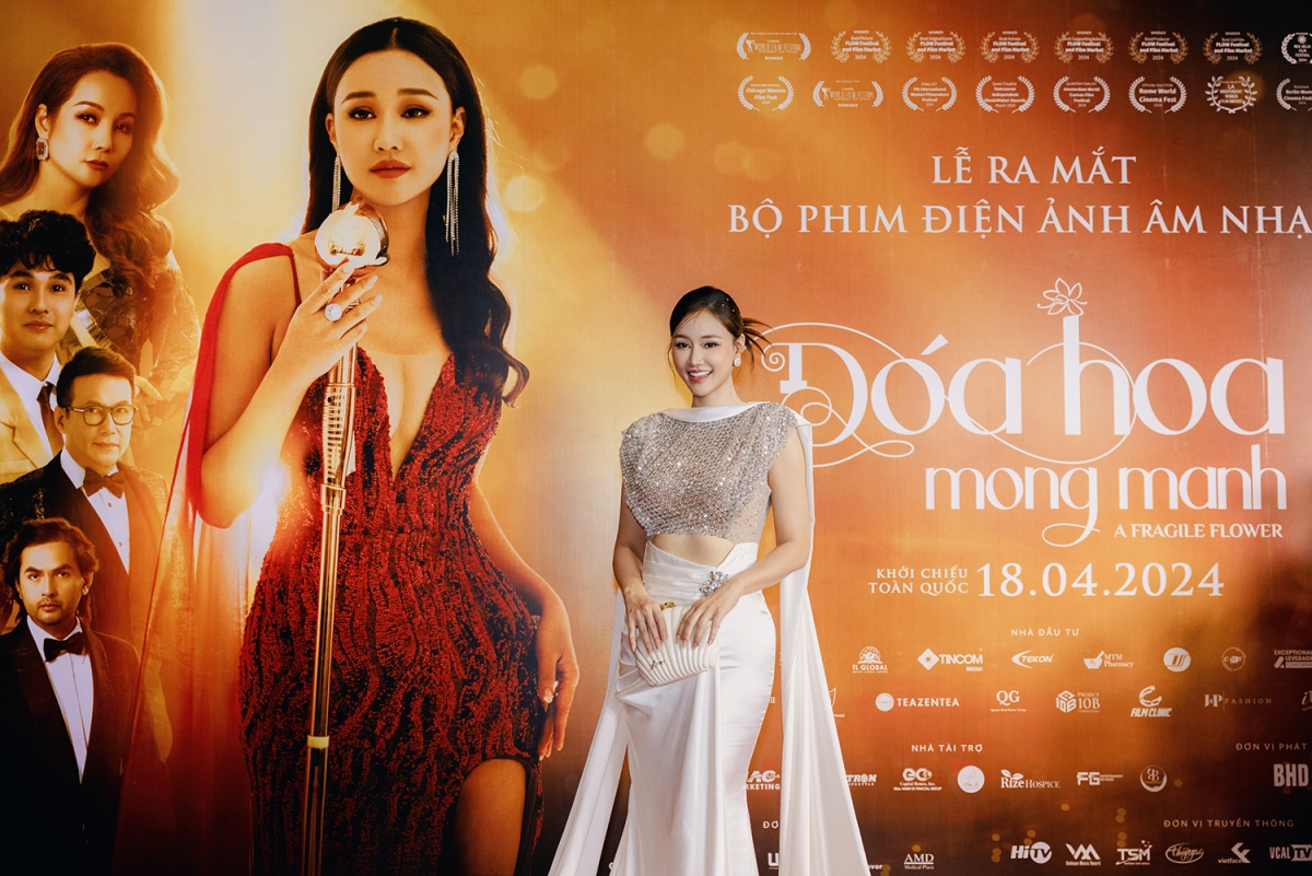 Nữ chính Maya xinh đẹp tại sự kiện.