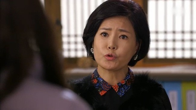 Mẹ chồng yêu cầu vợ chồng tôi đưa tiền chi tiêu để dành tiền lương hưu đem cho con gái (Ảnh minh họa, nguồn: KT)