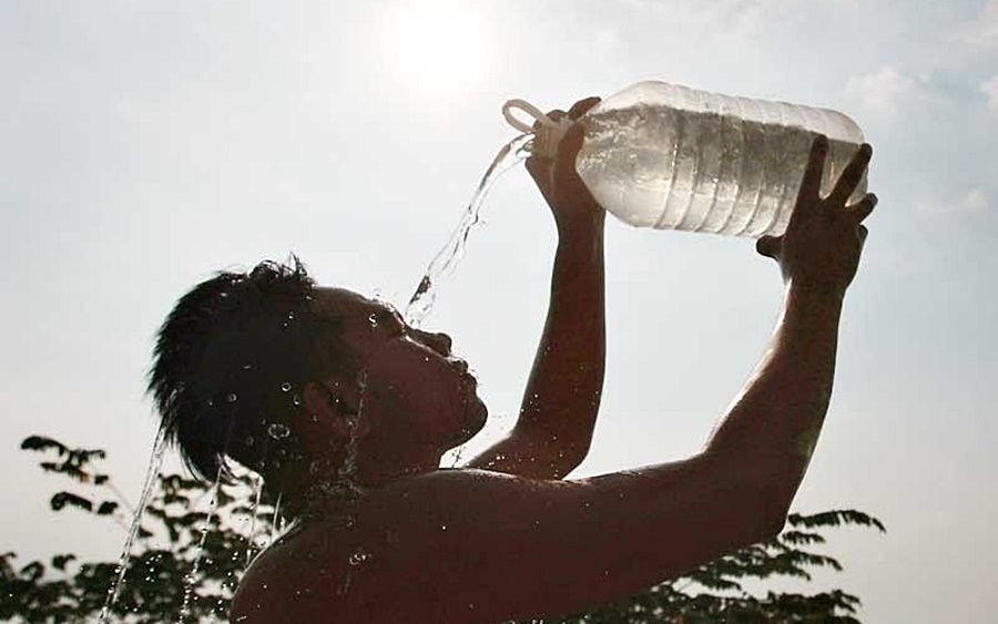 Dội nước chống nóng. Ảnh: Philstar.