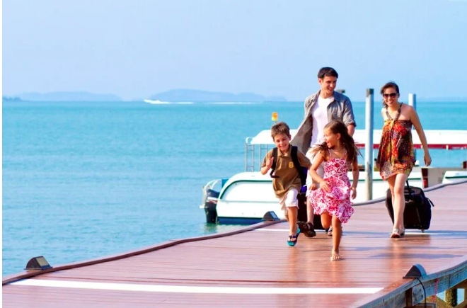 Rất nhiều người khao khát có được kỳ nghỉ dài. Ai không đi du lịch hay về quê thì có thể ở nhà. (Ảnh: Vietnam Insider)