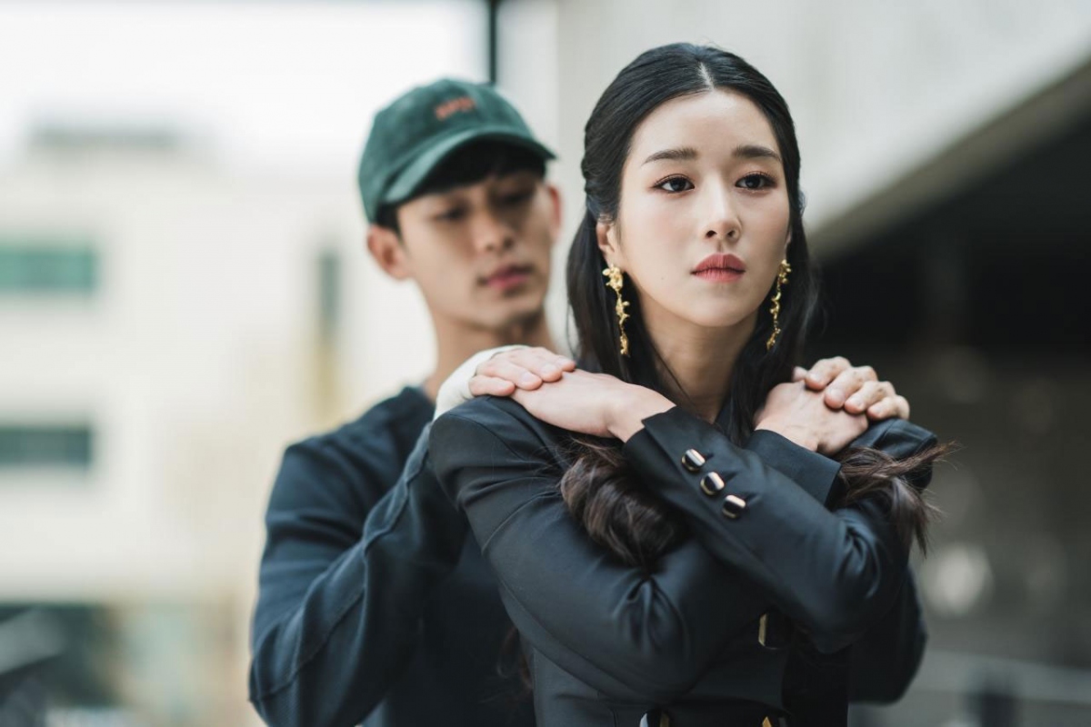 Tuy là lần đầu hợp tác nhưng sự kết đôi giữa Kim Soo Hyun và Seo Ye Ji vô cùng ăn ý. Seo Ye Ji sở hữu ngoại hình đẹp, gương mặt lạnh lùng nhưng chứa đựng một trái tim luôn khao khát yêu thương, hoàn toàn phù hợp với nhân vật Moon Yeong.