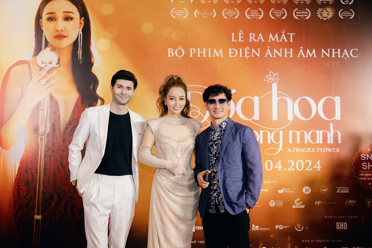 NSND Xuân Bắc đến chúc mừng đạo diễn Mai Thu Huyền.