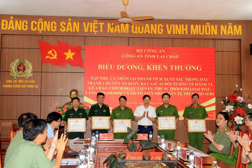 Ông Lê Văn Lương, Chủ tịch UBND tỉnh Lai Châu trao Bằng khen cho các tập thể, cá nhân và thưởng nóng cho Ban Chuyên án