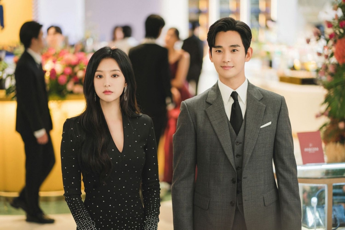 “Queen of Tears” là bộ phim mới nhất của Kim Soo Hyun. Trong phim, anh đóng cặp cùng Kim Ji Won. Kim Soo Hyun và Kim Ji Won hiện đang là cặp đôi màn ảnh nhận được rất nhiều sự quan tâm từ phía khán giả. Cả hai nhận được vô số sự ủng hộ vì trai tài gái sắc và sự đẹp đôi.