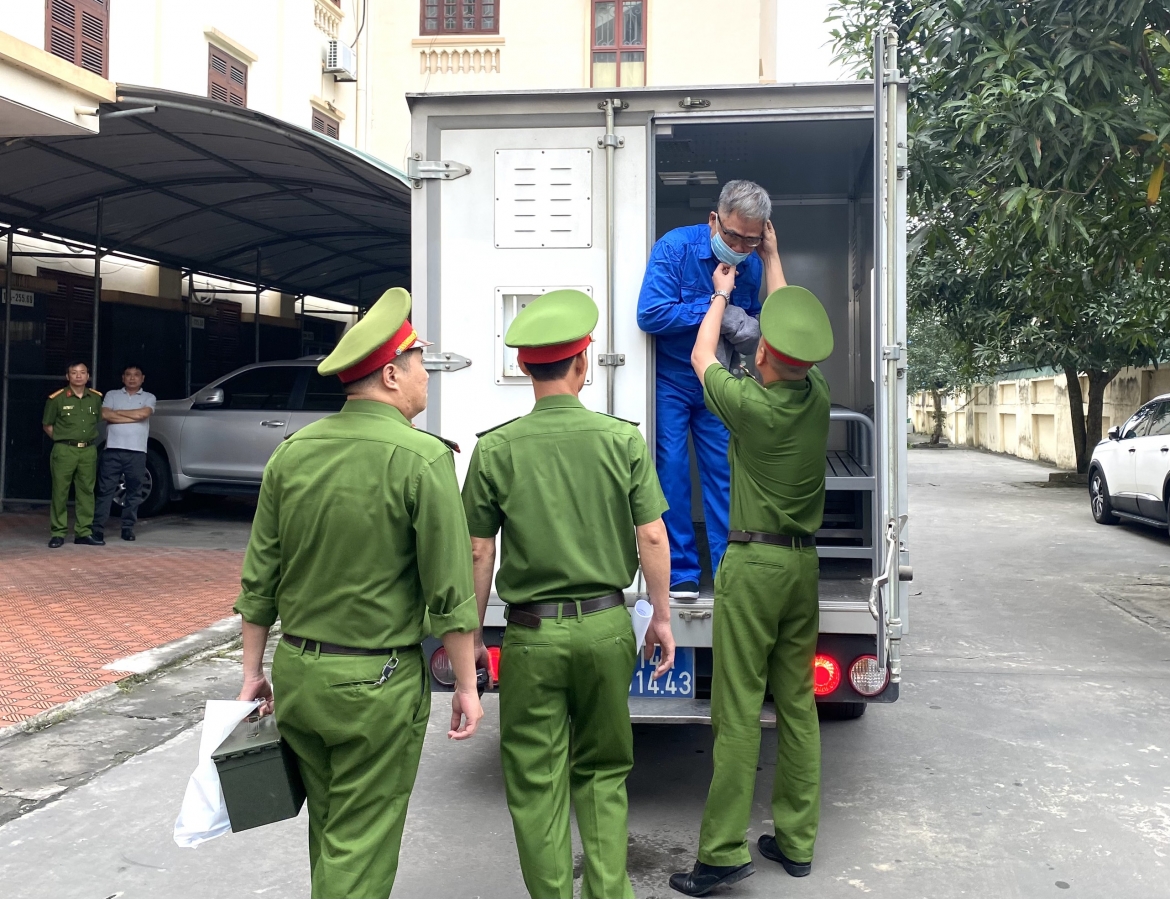 Ông Đỗ Hữu Ca được dẫn giải đến tòa