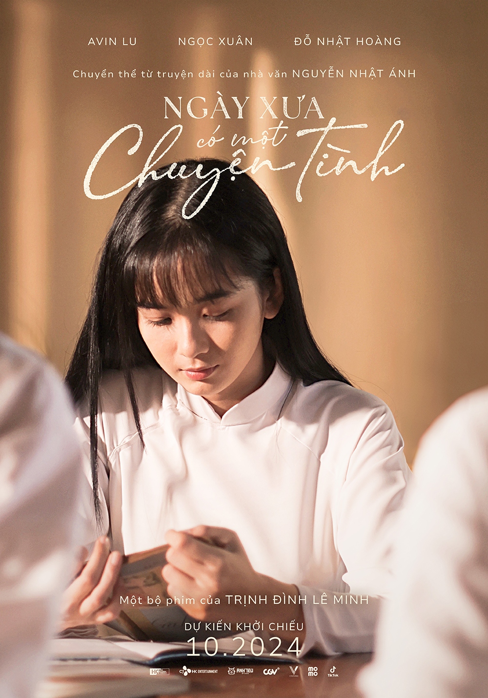 Sáng 23/4, ê-kíp "Ngày xưa có một chuyện tình" tiếp tục tung thêm poster riêng của nhân vật Miền - nữ chính trong bộ phim, đảm nhận diễn xuất bởi Ngọc Xuân. Trong ảnh, Miền xuất hiện với tà áo dài trắng, mái tóc đen nhánh buông tự nhiên và đang chăm chú đọc cuốn sách "Trà hoa nữ". Theo nguyên tác của nhà văn Nguyễn Nhật Ánh, Phúc đã cho Miền mượn cuốn "Trà hoa nữ" từ tủ sách của ông Giáo Dưỡng, Miền say mê cuốn sách này đến độ lén đọc khi thầy giáo đang giảng bài trên bục giảng.