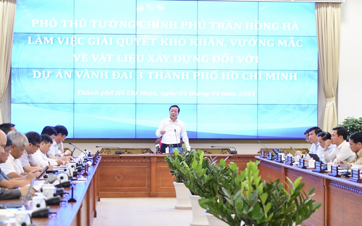 Phó Thủ tướng Trần Hồng Hà tại buổi làm việc giải quyết khó khăn, vướng mắc về vật liệu xây dựng đối với dự án đường Vành đai 3 TP.HCM (Ảnh Q. Hùng)