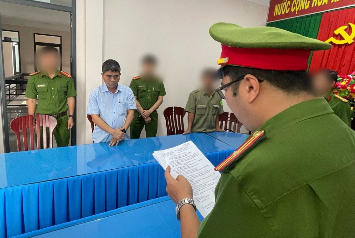 Công an tống đạt quyết định khởi tố vụ án đối với ông Nguyễn Phạm Trọng Nghĩa