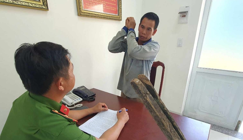 Y Phát diễn tả lại việc đánh anh trai ruột tử vong vào tối 1/4.