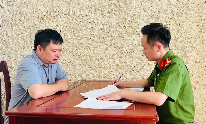 Cán bộ Công an huyện Diễn Châu lấy lời khai đối tượng Lê Đức Dũng