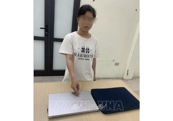 Đối tượng và tang vật tại Cơ quan Công an. (Ảnh TTXVN)