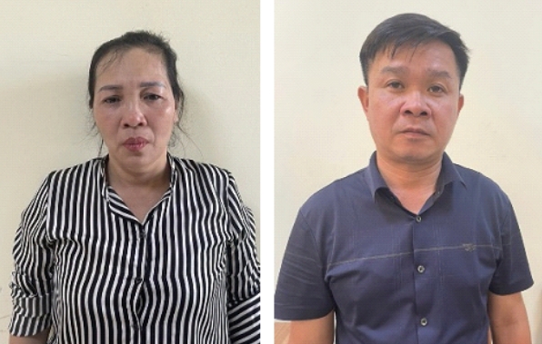 Hồng và Tuấn tại cơ quan công an