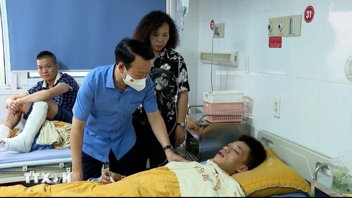 Bí thư Tỉnh ủy Yên Bái Đỗ Đức Duy thăm hỏi nạn nhân đang điều trị tại Bệnh viện Đa khoa tỉnh Yên Bái. (Ảnh: Tuấn Anh/TTXVN)