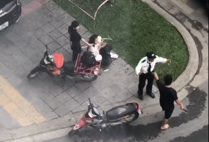 Người đàn ông áo đen cầm hung khí tấn công một phụ nữ ở khu đô thị. (Ảnh cắt từ clip)