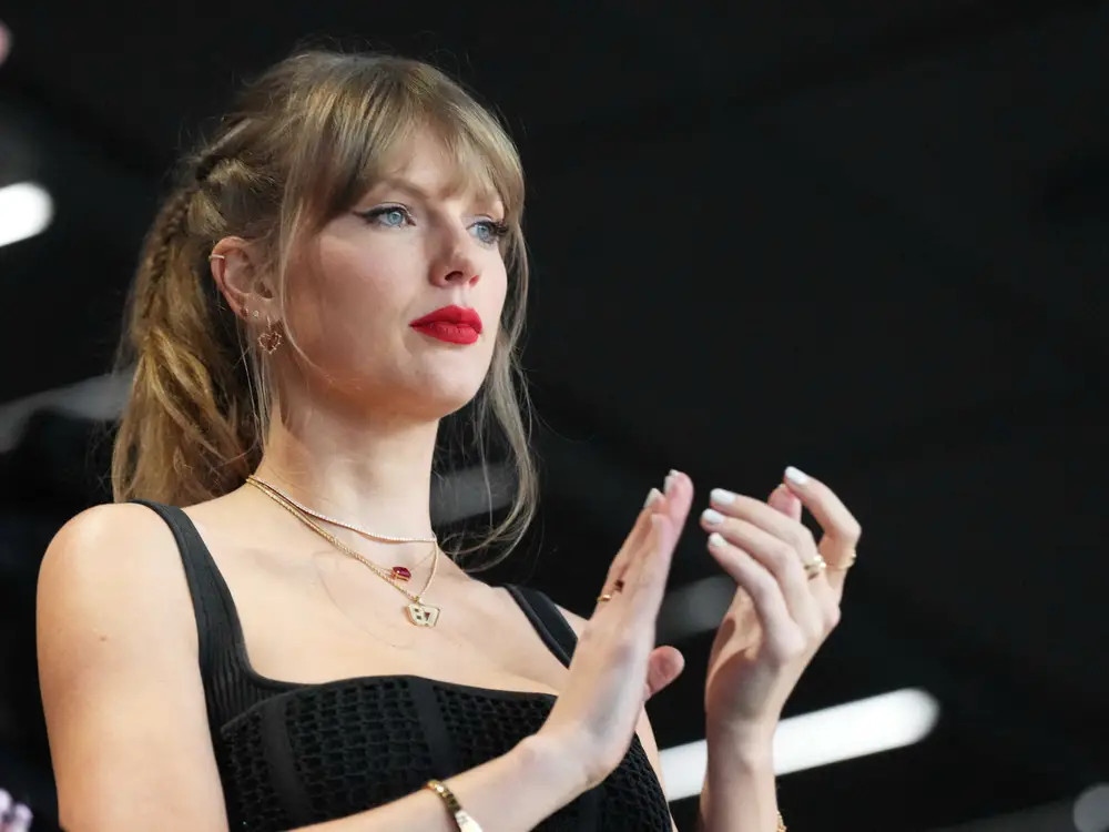 Taylor Swift đeo đồ trang sức đắt tiền, trong đó có chiếc vòng cổ kim cương trị giá 7.500 USD tại Super Bowl 2024. 