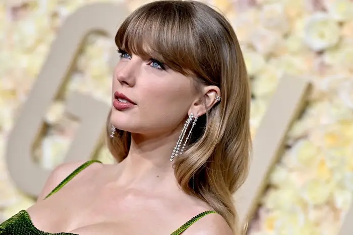 Taylor Swift đeo bông tai kim cương De Beers tại Lễ trao giải Quả Cầu Vàng 2024. 