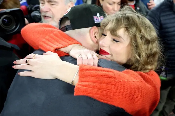 Travis Kelce và Taylor Swift tại Trận đấu vô địch AFC 2024.
