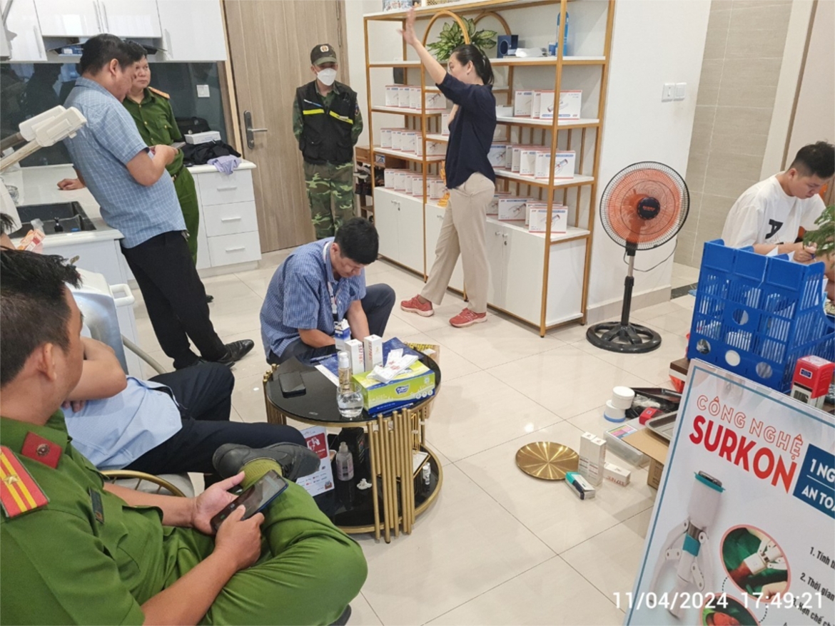 Các lực lượng chức năng kiểm tra đột xuất căn hộ hoạt động khám chữa bệnh trái phép (Ảnh: Sở Y tế TP.HCM)