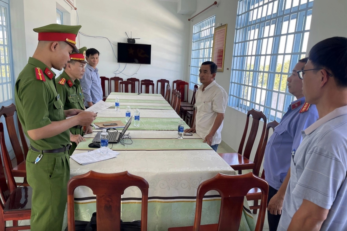 Thi hành lệnh bắt tạm giam đối với Nguyễn Minh Phúc