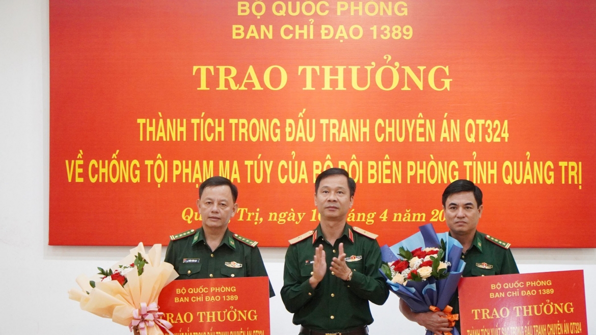 Thiếu tướng Nguyễn Thanh Huy (đứng giữa), Cục trưởng Cục Điều tra hình sự, Bộ Quốc phòng trao tiền thưởng 40 triệu đồng tặng mỗi đơn vị tham gia phá án.