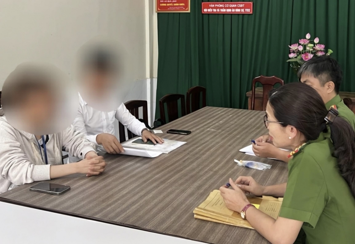 Đại tá Trần Thị Kim Lý, Trưởng phòng PC01, Phó Thủ trưởng thường trực Cơ quan CSĐT Công an TP.HCM động viên, chia sẻ gia đình nạn nhân và tiến hành trao trả các tài sản của chị Th. Ảnh: CACC
