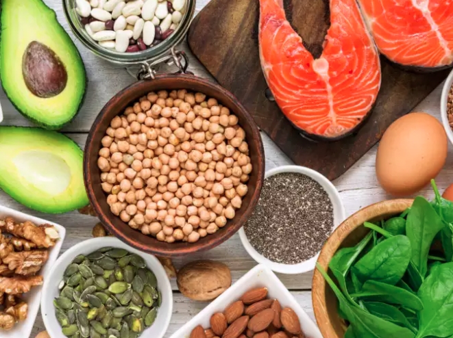 Cá béo: Chứa nhiều axit béo omega-3, cá béo mang lại lợi ích cho sức khỏe tim mạch bằng cách giảm viêm. Cá hồi làm giảm cholesterol trong máu, giúp giảm nguy cơ mắc bệnh thận. Thành phần protein chất lượng cao của nó thúc đẩy cả sức khỏe cơ bắp và sức khỏe nói chung.