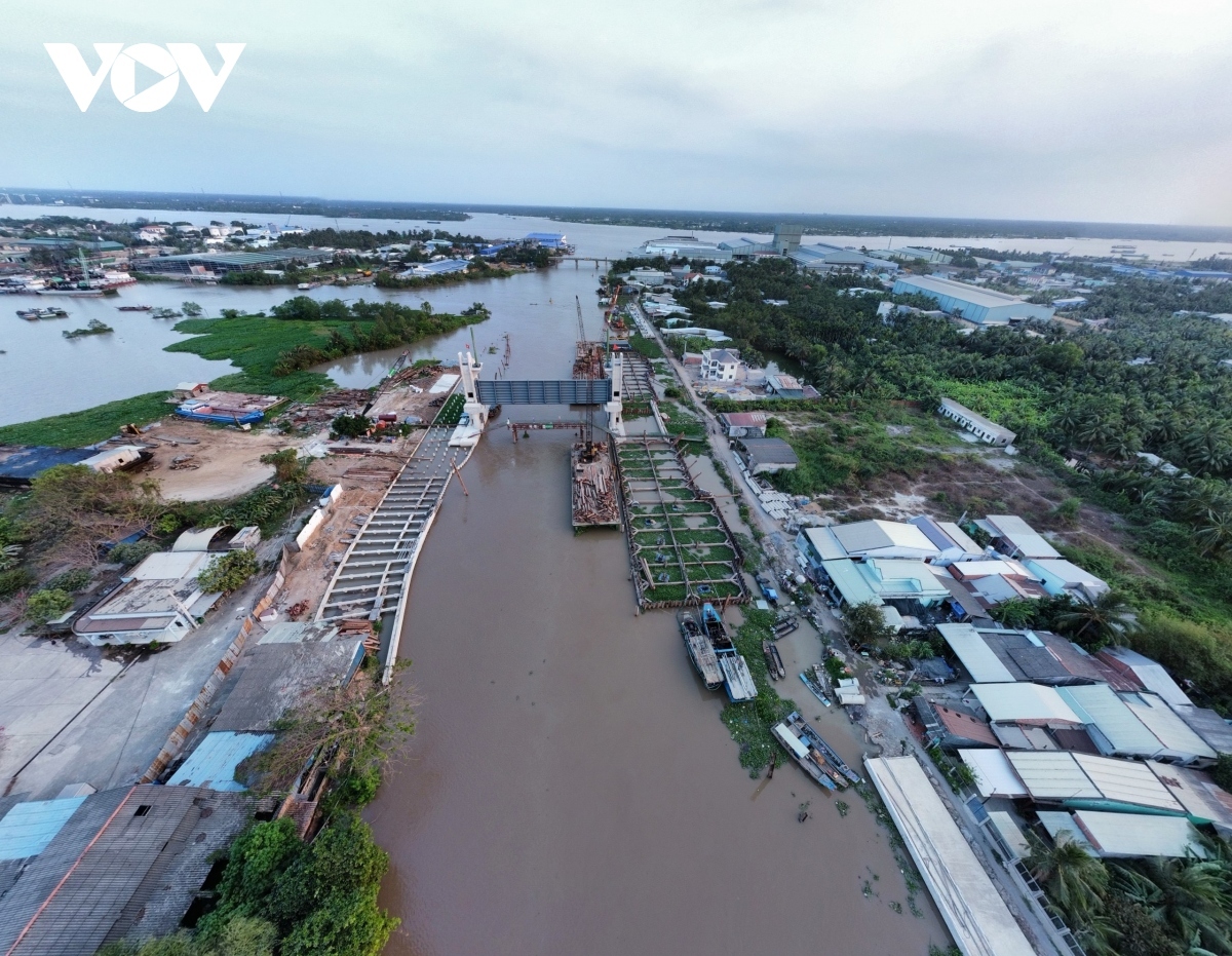 Đóng khẩn cấp cống âu kênh Nguyễn Tấn Thành để ngăn mặn