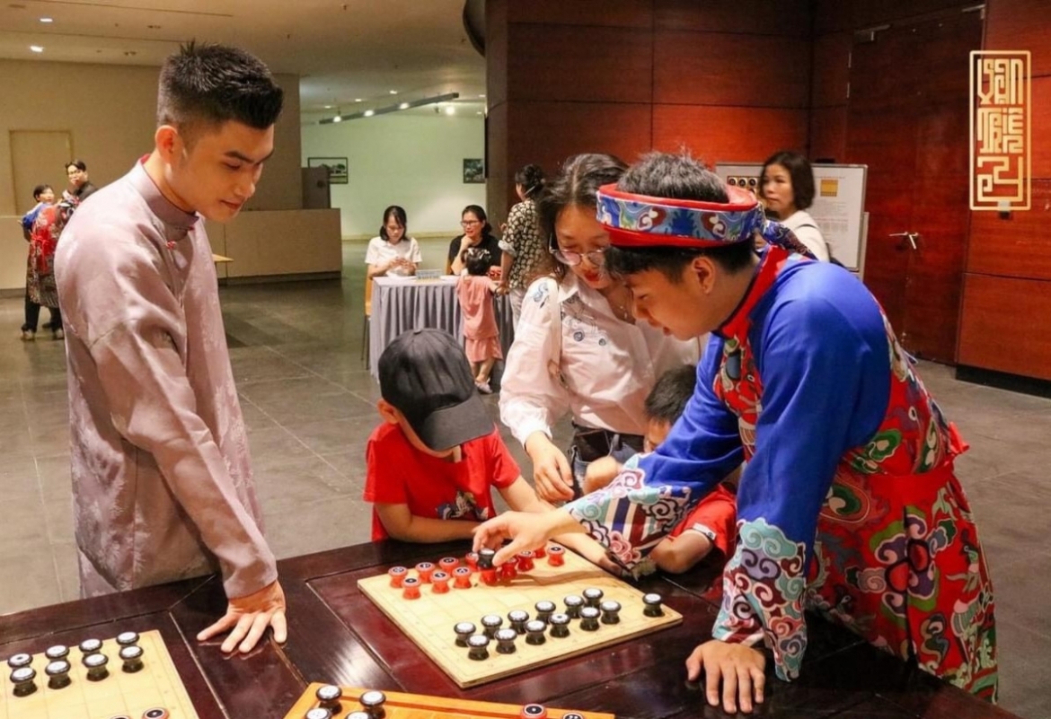 Cờ Mặt Trời thu hút sự quan tâm của các bạn nhỏ
