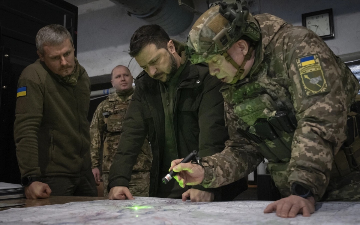 Tổng thống Zelensky nhìn bản đồ cùng các sĩ quan Ukraine. Ảnh: AP.