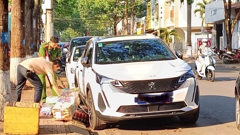 Chiếc xe bị kẻ gian đập vỡ kính ngay giữa phố lấy đi nhiều tài sản. 