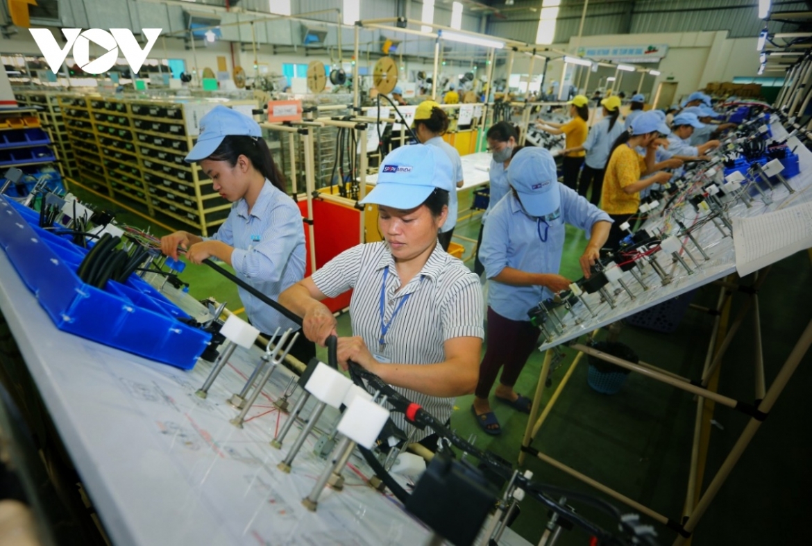 Công nhân làm việc tại khu công nghiệp trên địa bàn tỉnh Bắc Giang