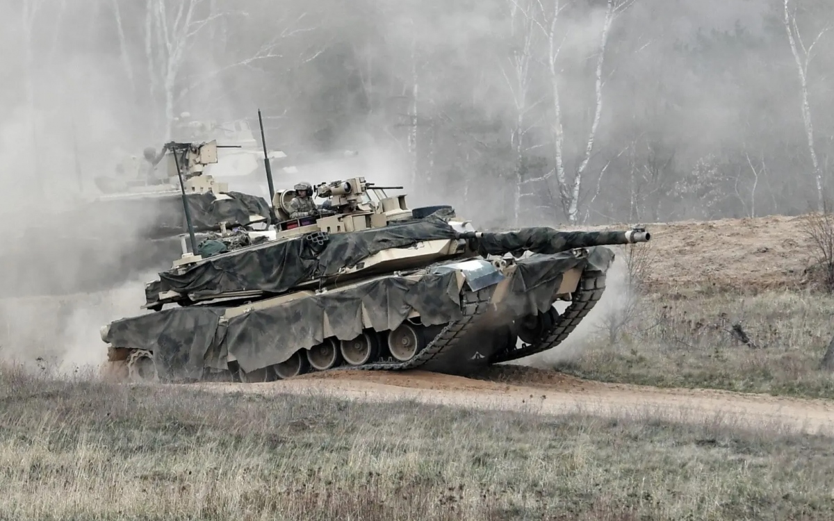 Xe tăng Abrams (do Mỹ sản xuất) trên thao trường Ba Lan. Ảnh: EPA.