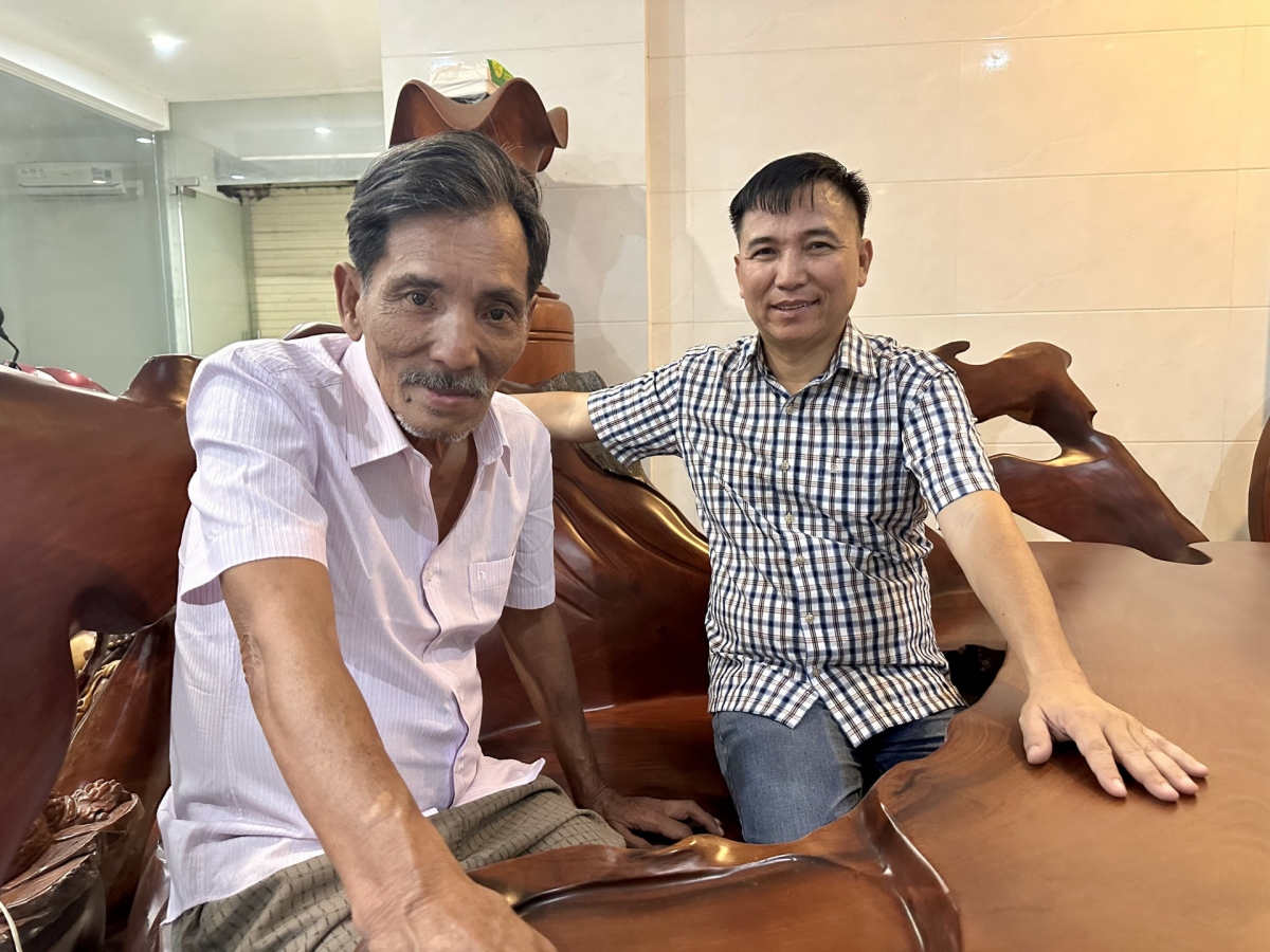 Sau thời gian suy nghĩ, nhạc sĩ Tô Hiếu quyết định không tiếp tục hỗ trợ chỗ ở và sinh hoạt phí cho diễn viên Thương Tín. Do vậy nam diễn viên vừa dọn đồ về quê chiều 2/4. Khi nam nhạc sĩ đề nghị về quê sống, Thương Tín từ chối vì 'mùa này ở Phan Rang nóng lắm, muốn ở đây vì mát mẻ, thoải mái'. Thấy Tô Hiếu kiên quyết giữ quan điểm, ông mới gom một ít quần áo nhưng từ chối dọn đồ đạc cá nhân. Thương Tín ra bến xe An Sương TP.HCM, về quê lúc 13h30 phút. Tô Hiếu sẽ cho người dọn đồ đạc của Thương Tín gửi cho con trai ông - Thanh Tùng, nhờ chuyển về Phan Rang. 
"Dù hết duyên, tôi vẫn giữ liên lạc và hỗ trợ nhận show cho anh Tín vì những kỷ niệm vui buồn từng có trong gần 2 năm nay. Những ngày qua, tôi kiên quyết làm rõ trắng đen để không chịu tiếng oan, giờ đây không muốn liên quan nhiều", nhạc sĩ nói. Tô Hiếu nói thêm, Thương Tín từng được một bầu show mời diễn tại Phú Quốc ngày 14/4 tới. Sau khi xảy ra vụ tố cáo ồn ào, người này gọi điện thoại động viên nam nhạc sĩ đồng thời thông báo hủy show. (Nguồn: VietNamNet)